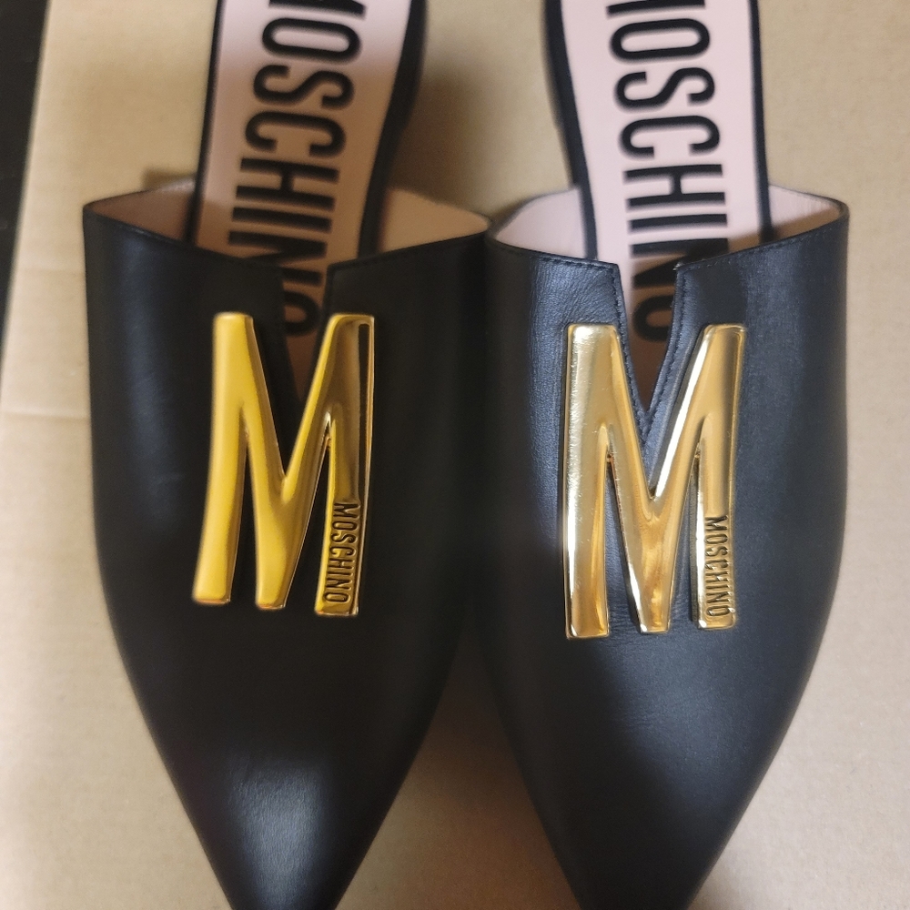 Beautiful Authentic Moschino black flats.